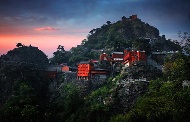 武当山|我国年收入52亿的名山,是泰山的4倍,门票上百元游客依旧买账