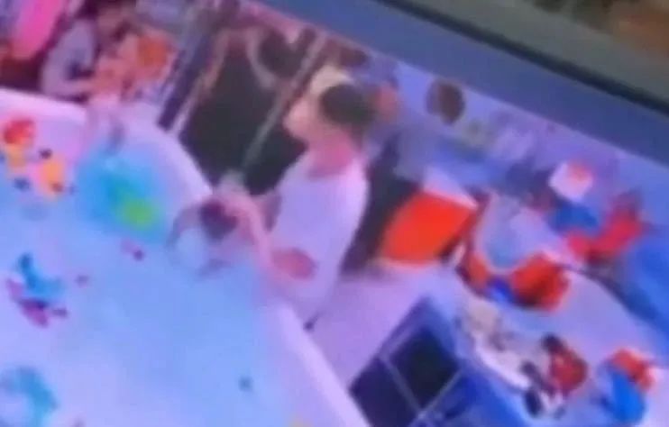 临安|婴儿游泳馆溺水挣扎3分钟无人察觉！监控画面曝光后令人揪心