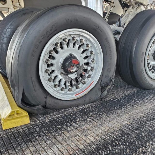 『轰炸机』美国空军又出事了！远程轰炸机空中突发电气故障，返航落地当场爆胎