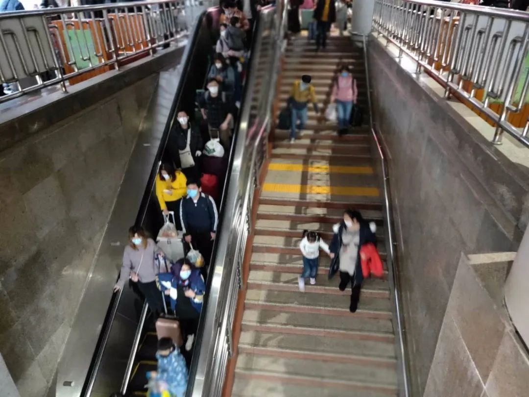 『深圳市』湖北-北京西，首批留鄂人员抵京！记者全程跟访，有乘客获赠香囊