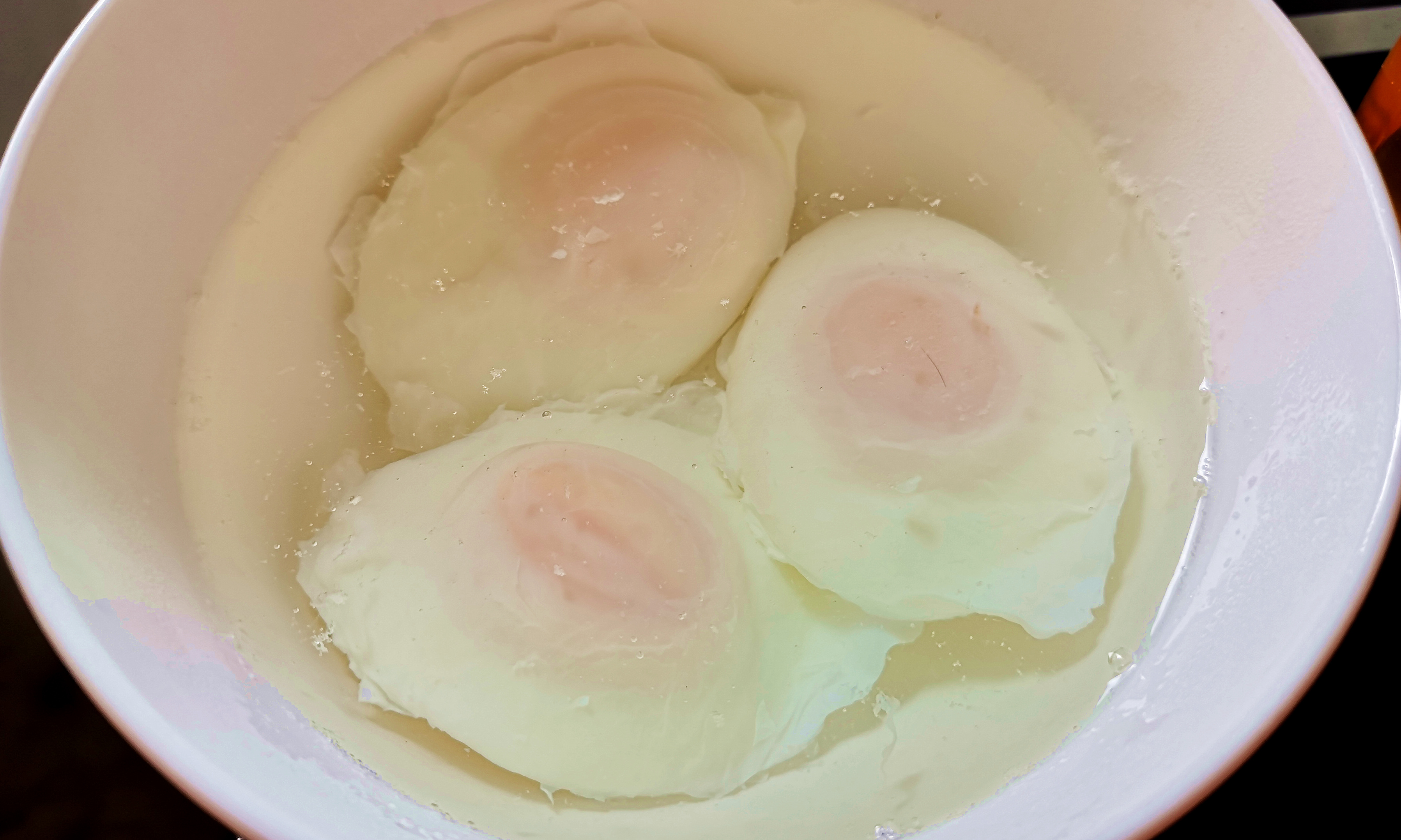 荷包蛋|做荷包蛋，总有白沫还散花？30年老厨师教你1招，鸡蛋鲜嫩又圆滑