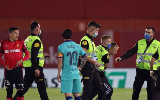 巴塞罗那■闯进球场的少年被重罚！单亲妈妈哭诉+道歉，希望巴萨承担罚款