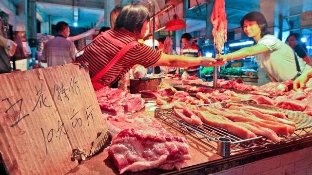果然悠|猪肉涨价,消费者买不起,谁在背后牟利?养猪户还是猪肉贩子?