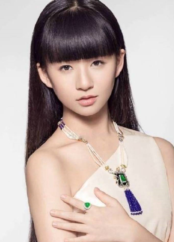 小彩旗|小彩旗：春晚一夜成名，因叛逆被杨丽萍放弃培养，21岁胖成大妈