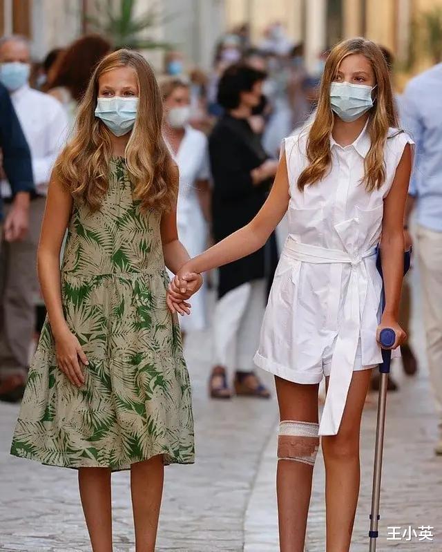 高马尾|西班牙姐妹花再亮相，齐扎高马尾利落精神，莱后素雅白裙显高级