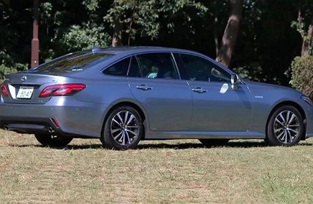 丰田皇冠▲全新皇冠海外上市，高颜值胜过宝马5系，网友却急眼：死不悔改