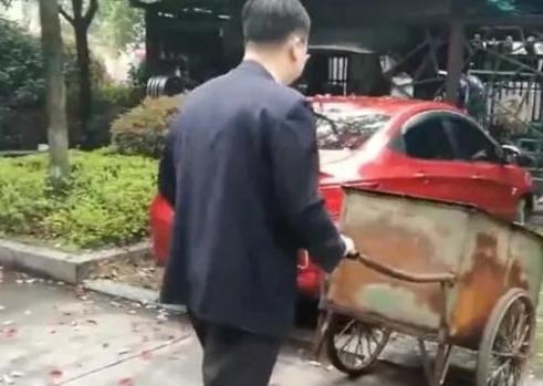 保安|清华学霸张晓勇，17岁以近满分成绩考入清华，如今却沦为小区保安