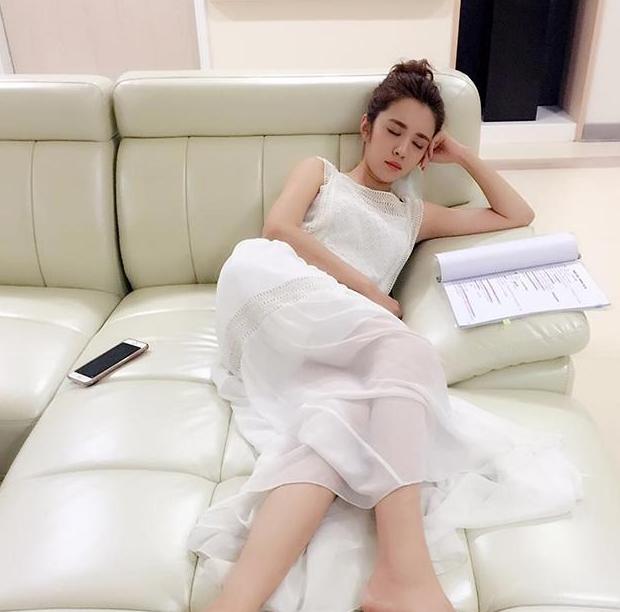 【】王晓晨晒出自己住的房子，客厅沙发能当床用，这生活过得好随意