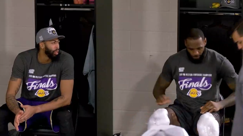 湖人队|湖人西部冠军合影出炉！詹皇C位抱奖杯魔兽咧嘴笑，全队做同一个冲冠手势