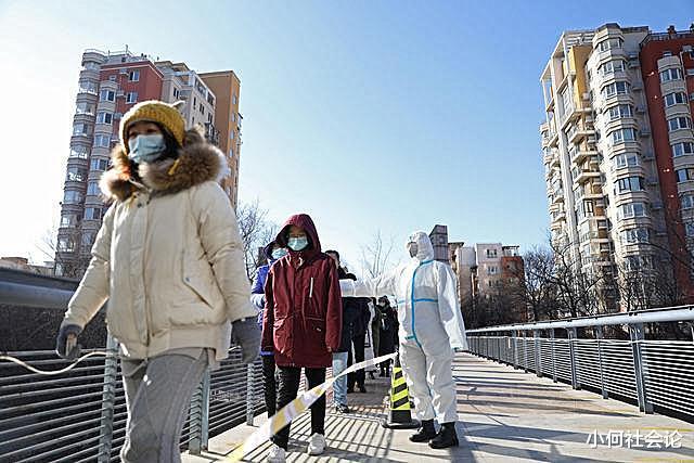 小何社会论 沈阳16岁男孩做核酸插队咬伤民警，被制服后仍不服气：我错了能咋