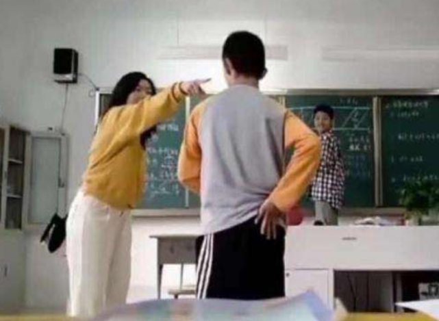 「山东理工大学」老师竟连扇学生数耳光!视频曝光后,为何这次网友大多支持老师?