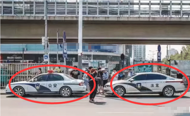 |小伙模仿警车喷漆，把“淡定”写车上，网友：是个狠人