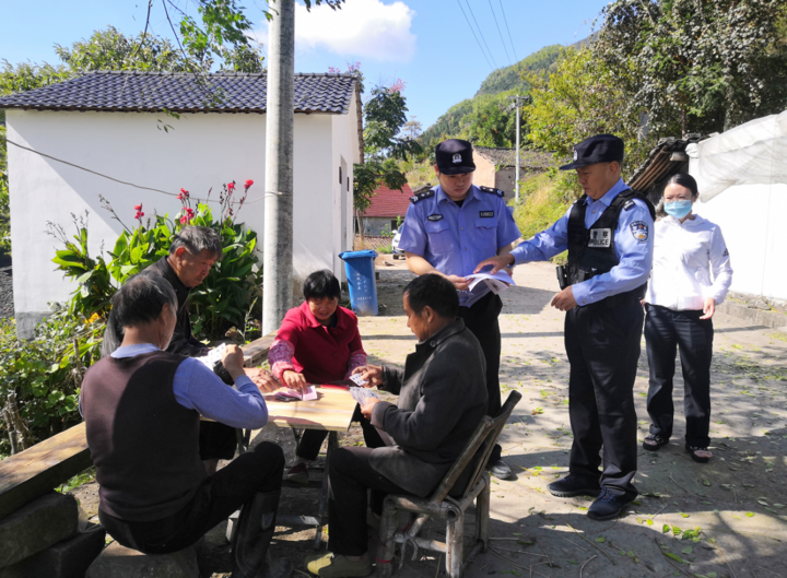 杭州日报|兑现了!浙江这7人周末爬了一次山,在公安局领走近20万元