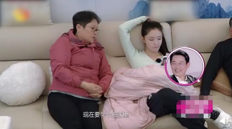 「梁小冰」林允遭妈妈催婚却因两人对话太过经典引共鸣，网友：要不要这么真实