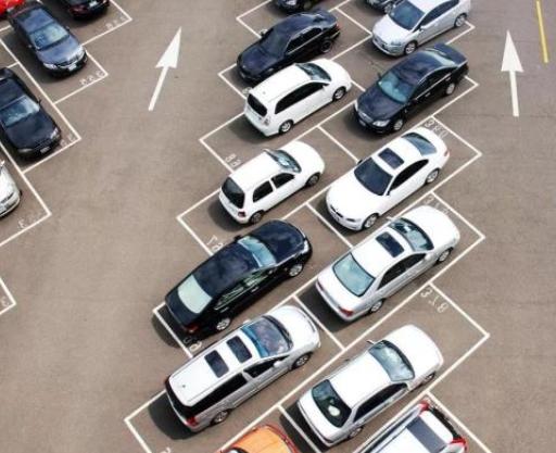 『红旗h5』880万迈巴赫占两个停车位，看到墙上10个字，物业表示管不了