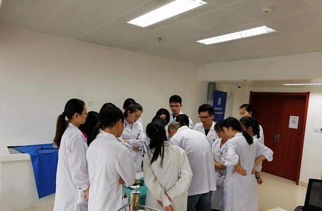 :医学只招理科生?文科生不可错过的8大医学专业!就业稳定很吃香