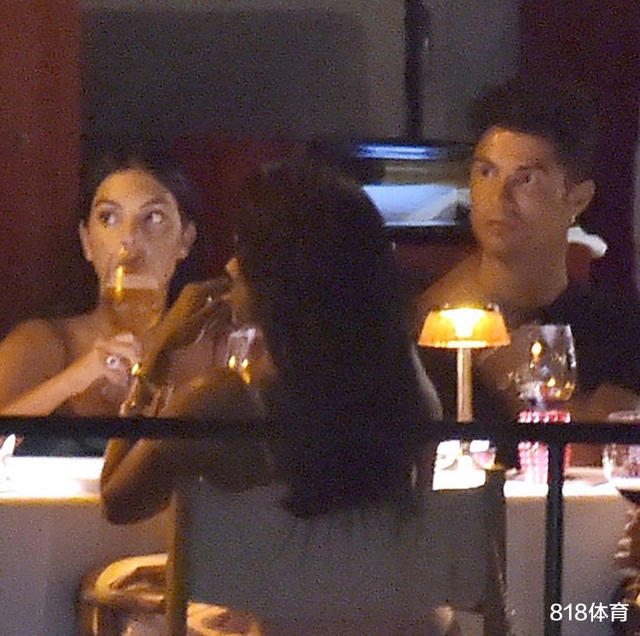 AC米兰|C罗请友人海边共进浪漫晚餐! 总裁干杯一饮而尽, 乔妹晒爱马仕包包