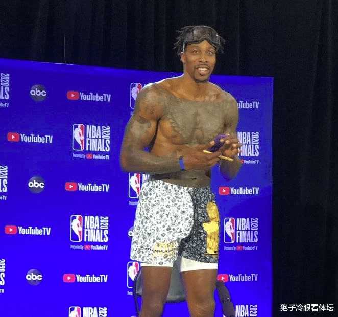 米家|湖人全队放飞自我 发布会赤膊亮相 詹姆斯姿势霸气 霍华德又落泪
