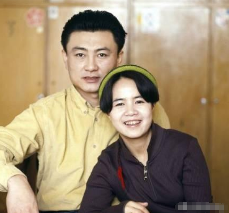 「央视」54岁金龟子,与前央视主持王宁低调恩爱32年,女儿身材高挑很漂亮