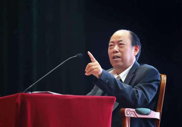 靠发明学区房赚第一桶金，还要每个学生交30万，1300个学生交了4亿