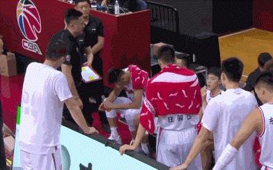 杜锋|杜锋批评完胡铭轩后指正周鹏的单打太多,语气立刻变得舒缓了许多