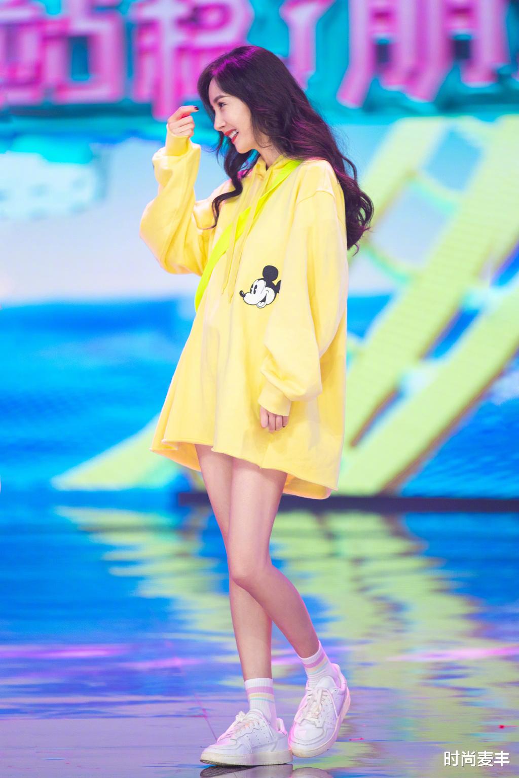 杨幂|杨幂太迷人了，穿黑白撞色西装玩下衣失踪，配红唇卷发女人味十足