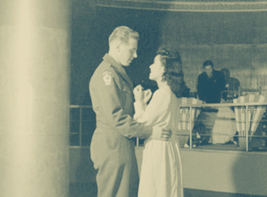 老照片|战败后的日本社会老照片:使用糖衣炮弹,沦为美国大兵的“欢乐窝”!