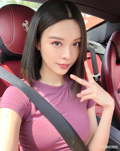 相机|31岁钢琴女神爆火！背对相机弹琴露细腰，穿心机背心大秀身材曲线