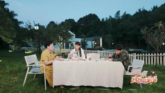 『伊能静』伊能静责怪婆婆钓鱼不顾儿子生病，却为婆婆洗脚很熟练