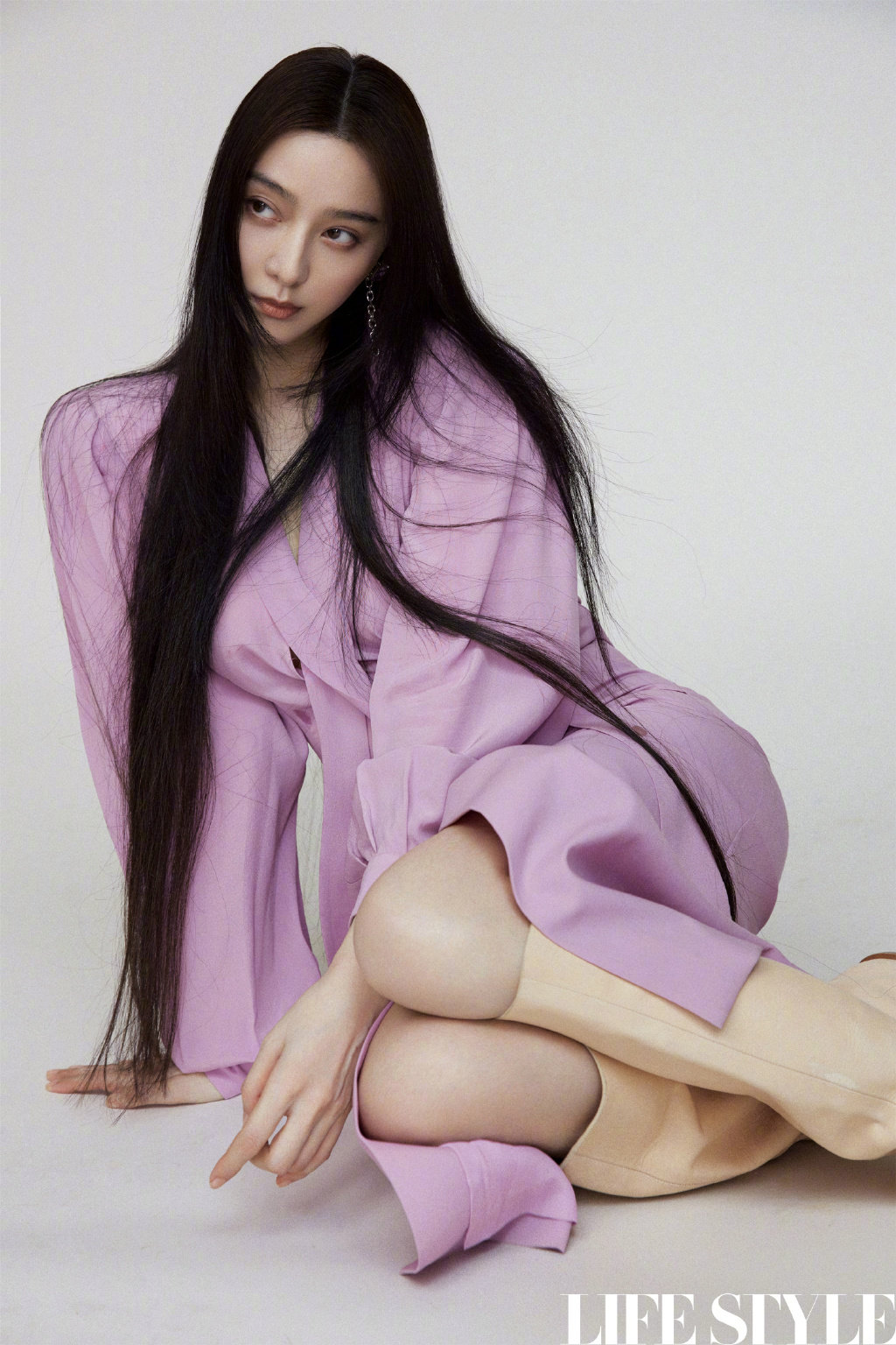 「范冰冰」范冰冰登内地杂志封面,黑长直发量惊人,她为了护发真是够拼的了