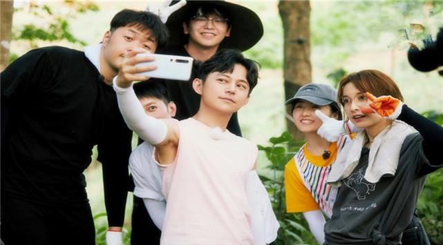 向往的生活|《向往的生活》史上镜头最少明星嘉宾诞生，全程只陪笑，咖位小到被忽视！