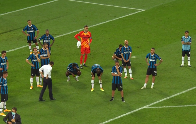 国际米兰|29岁张康阳登上欧战颁奖台！击拳鼓励国米所有人，眼神流露伤感