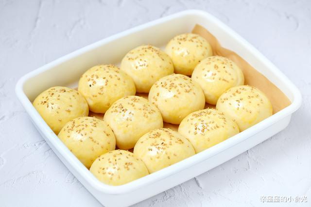 「面包」终于陪孩子结束一周的网课，烤盘豆沙面包当早餐，软噗噗香甜美味