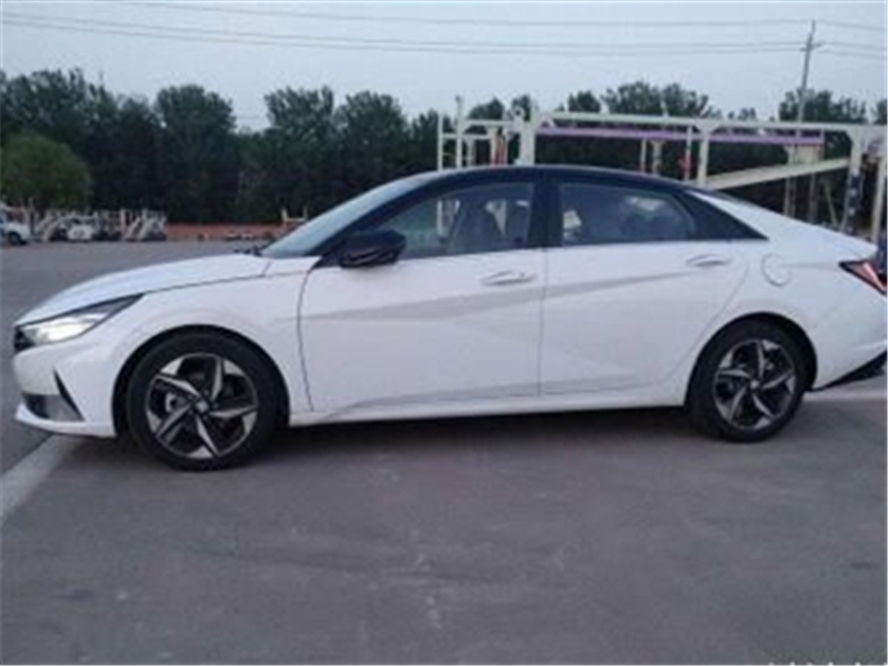 现代伊兰特■现代又出大招！打造平民版“撩妹王”，颜值不输奥迪A5，不足10万