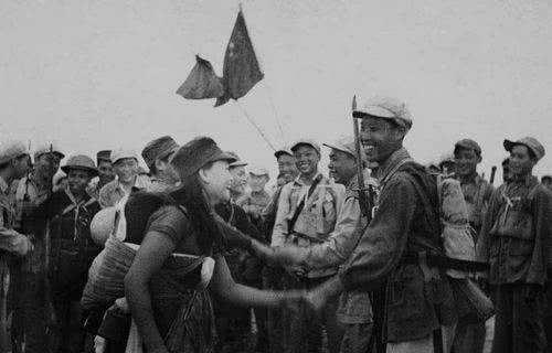 韩先楚@海南岛战役，他把自己脚砸伤，授衔时成大校，7年后才晋升少将