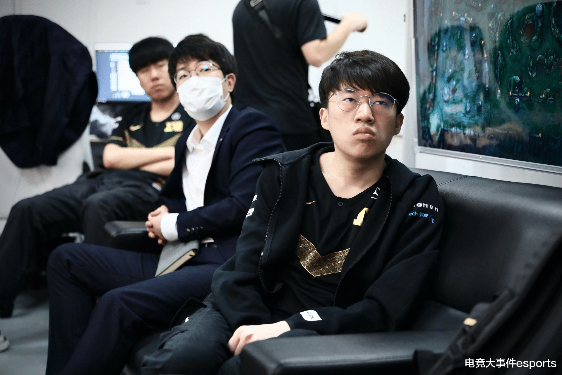 RNG|LPL官方纪录片《来者何人》发布，比起FPX，RNG的问题要严重多得多