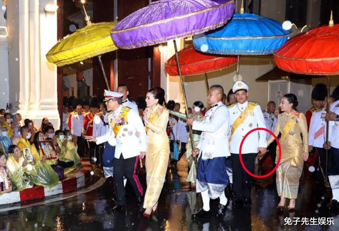 42歲泰國大公主真會做人，讓出紅毯給弟弟提幫功，放低姿態獲好評-圖5