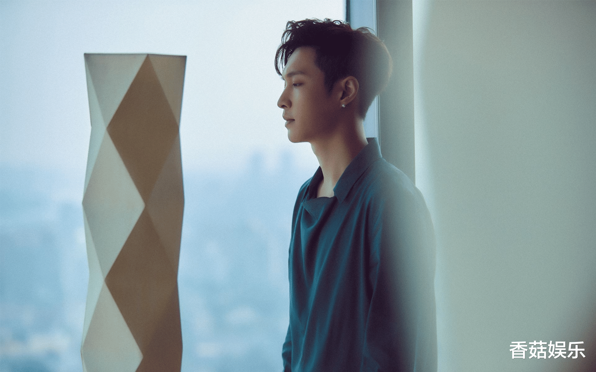 【许嵩】许嵩张艺兴同天发新歌，前者温柔风获好评，后者尝试创新口碑两极