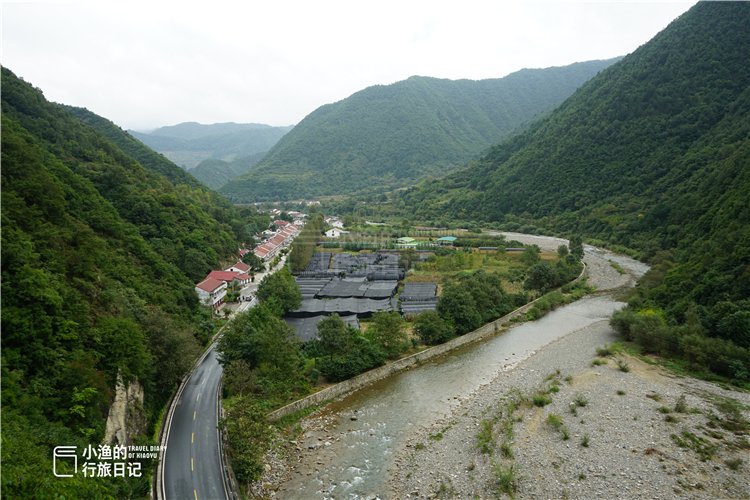 秦岭|陕南秦岭自驾，老国道偶遇绝壁“悬空寺”，修建原因成谜