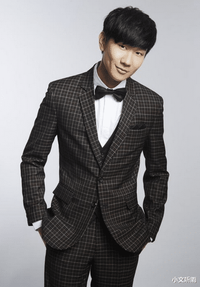 林俊杰|林俊杰把刘海全梳上去，效果堪比整容，网友：早这样就追到Hebe了