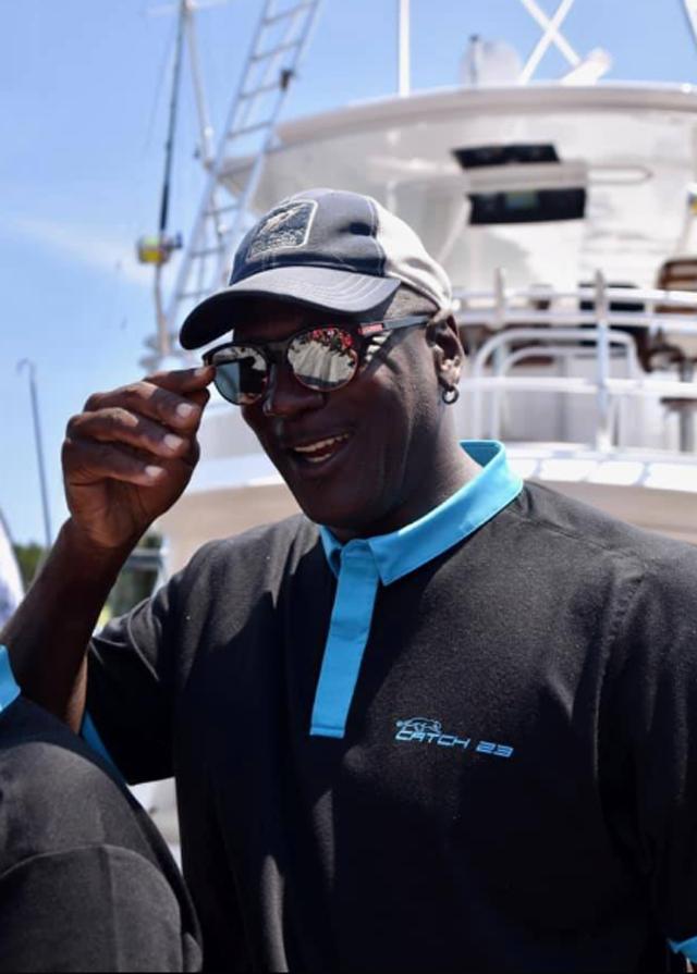 「迈克尔·乔丹」乔丹心情好！回家参加钓鱼比赛，钓到398斤大鱼，眉开眼笑