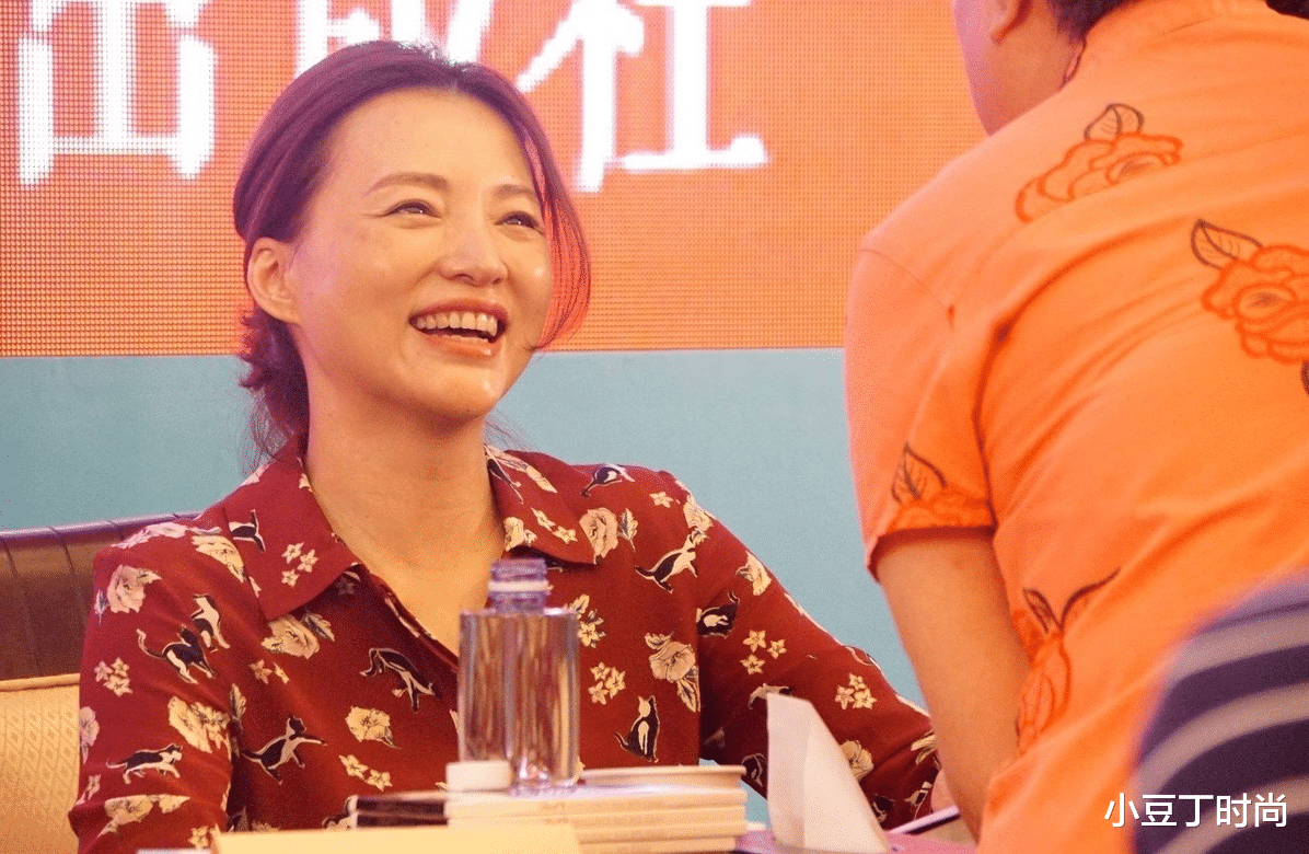#美甲#董卿淡妆显老5岁，穿红色印花衬衫配低马尾现活动，气质差太多了