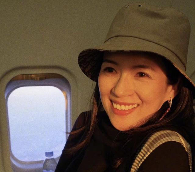 |章子怡两亿豪宅遭曝光，装修奢华有三层，自带泳池后花园大到空旷