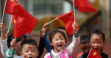 『美国』“嫌中国的空气脏，夸美国的空气甜”的女大留学生，如今的下场真的让人解气