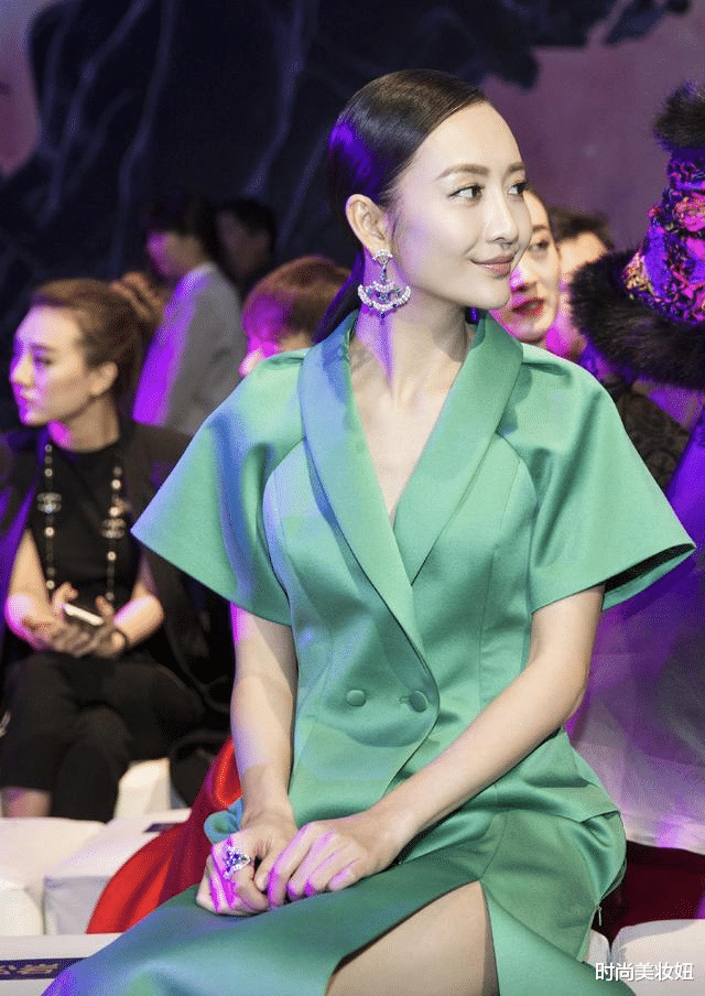 王鸥|王鸥看秀太会穿了，一身薄荷绿套装配低马尾优雅高级，美成焦点