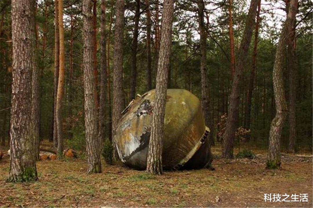 外星人乱扔垃圾?荷兰一处山林中发现未知物体,外星人的存在被实锤!