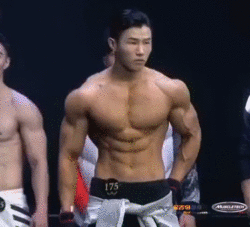 健身|国内健身比赛这美女裁判的身材太犯规了吧！观众都顶不住