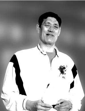 「穆铁柱」他幼时要饭住窑洞！19岁摸球单场轰80分，姚明：我不够格和他说话