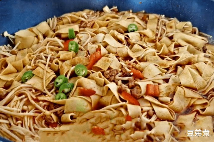 「豆腐皮」夏天,多给孩子吃这菜,3块钱一斤,常吃补钙,促进骨骼发育