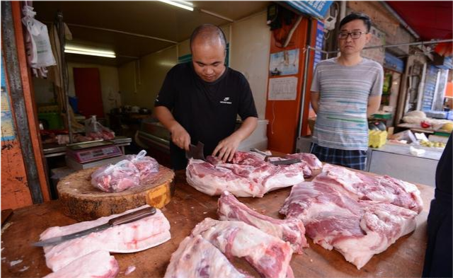 果然悠|为啥农村集市的肉贩子，经常拿布擦猪肉，超市却没有，有何猫腻？